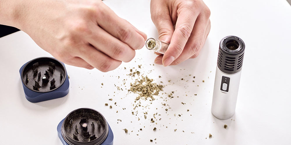 Accessoires de cannabis pour inhalation : Minimisez vos risques lorsque  vous fumez, vapotez et tamponnez 